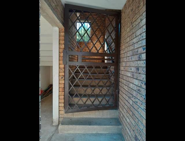 2 BEDROOM APARTMENT FOR SALE IN KEMPTON PARK CENTRAL